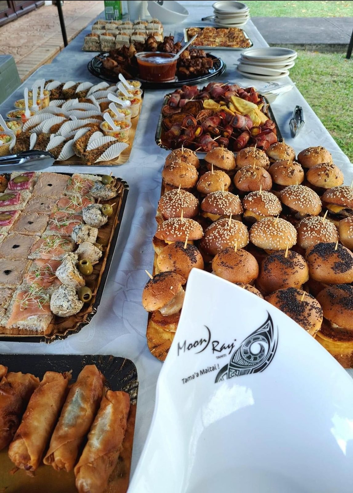 Buffet Moon Ray : mini-burgers, nems, mignardises et plateaux dressés en extérieur